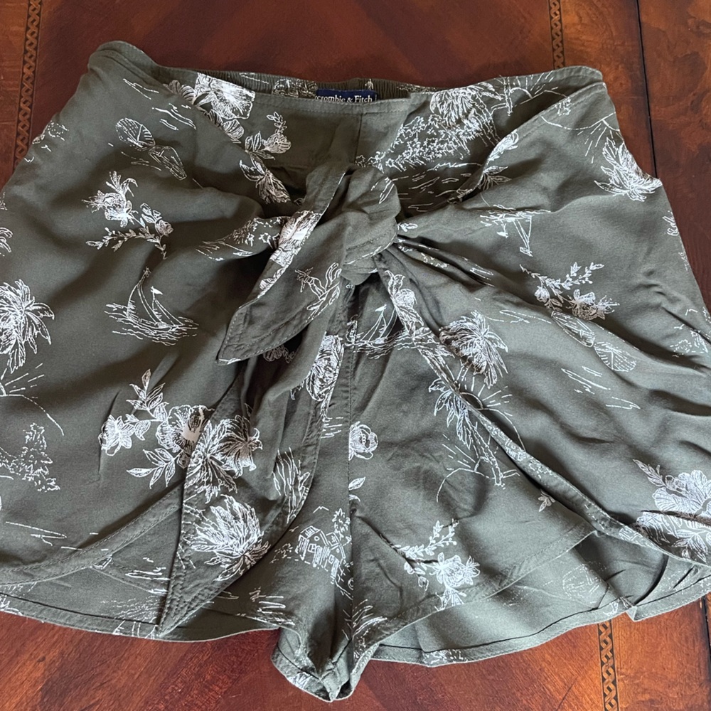 Abercrombie and Fitch Green and White Wrap Tie Flowy Shorts Size XS